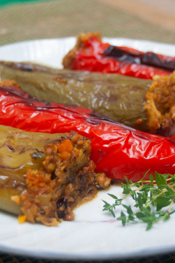 Pimientos rellenos de soja texturizada y verduritas