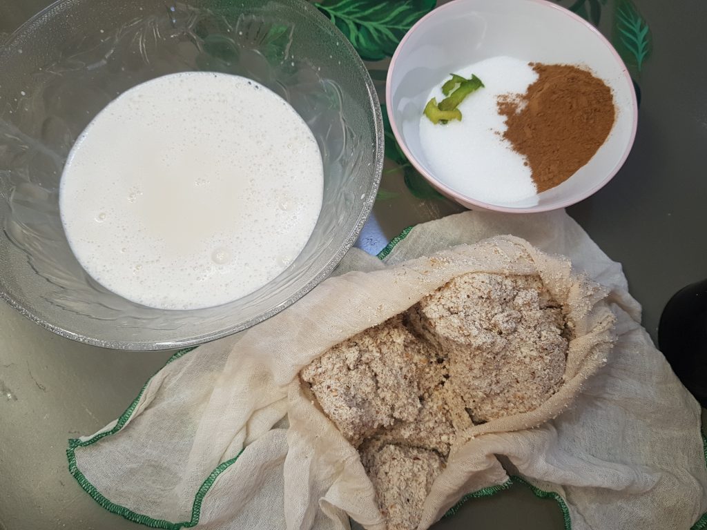 Imagen del primer filtrado de la horchata de chufa. En la imagen está la leche optenida, la okara resultante (parte sólida) y el resto de ingredientes que falta añadir.