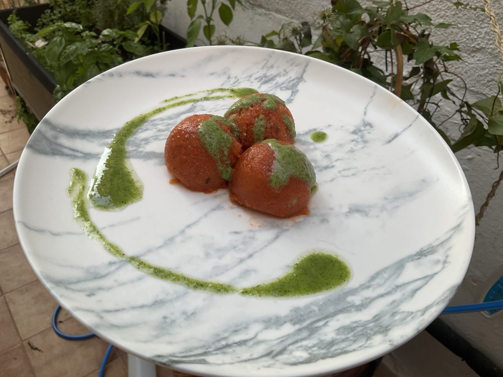 Helado de tomate con salsa pesto de rúcula