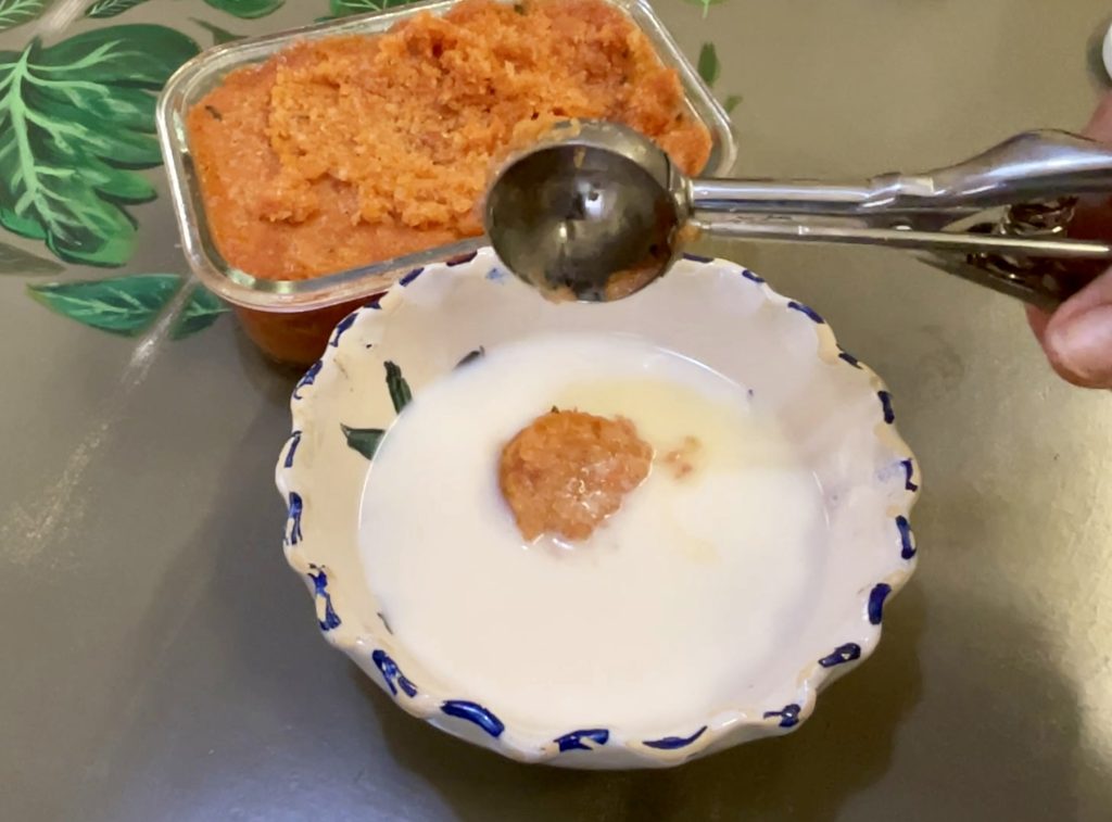 Buen maridaje, una bola de helado de tomate dentro de un refrescante y nutritivo ajoblanco (gazpacho de almendras).