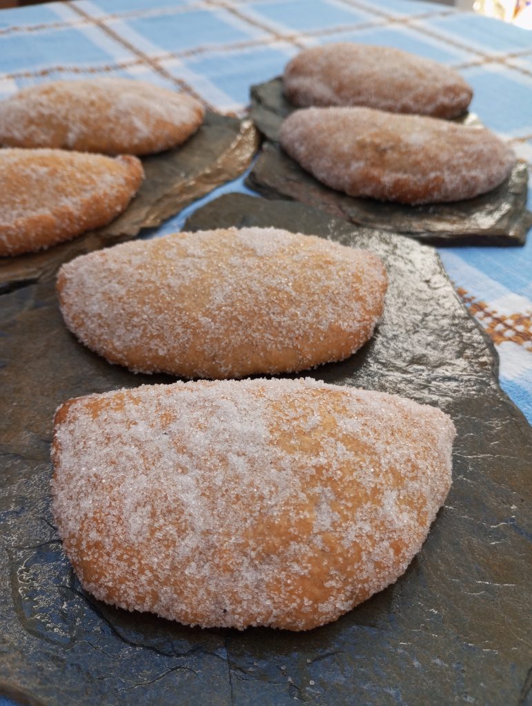 este primer plano de los pastissets de Tortosa dejan claro lo azucarados que son estos dulces rellenos de cabello de angel.