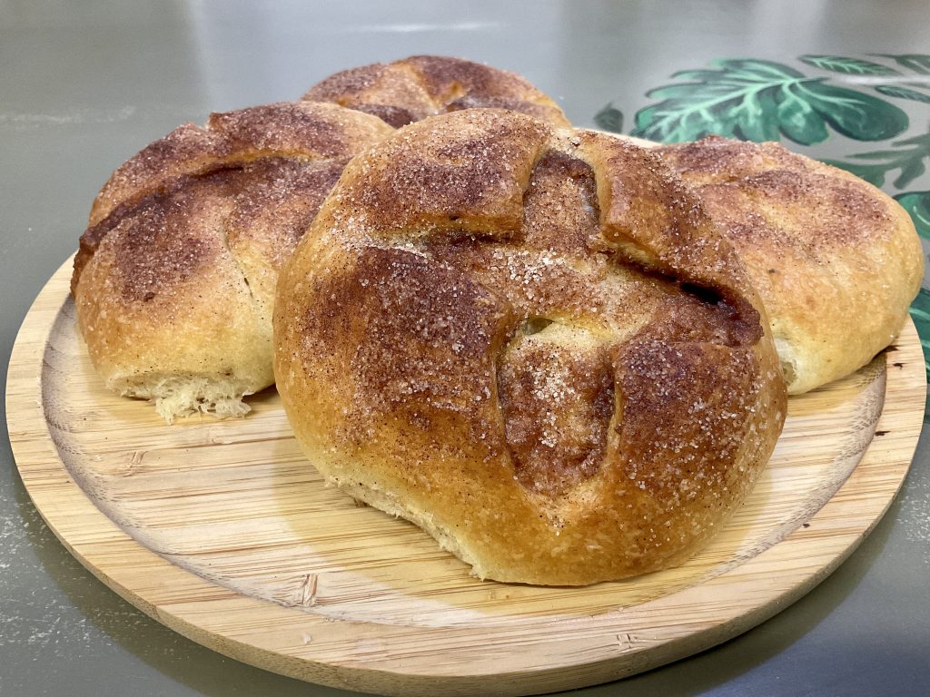 El deseo de mi padre cumplido: Bollos de aceite de oliva, con azúcar y canela; dulces y esponjosos. Típicos de Granada, Andalucia.