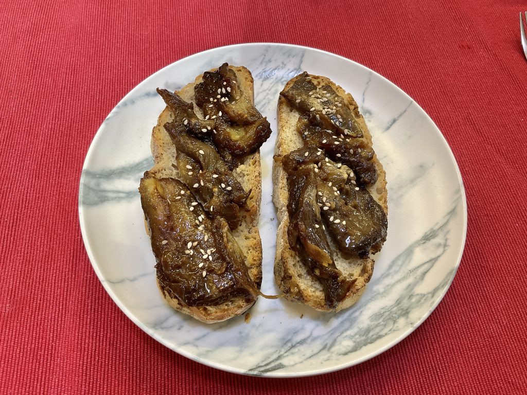 Un desayuno o cena perfecta sería estas berenjenas glaseadas sobre unas tostadas de pan casero.