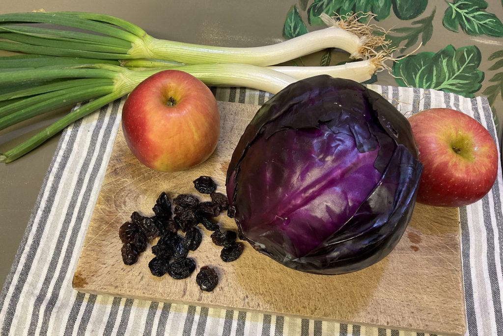 Ingredientes sencillos y de temporada para esta lombarda especiada: Col lombarda, manzanas, cebolla y uvas pasas.