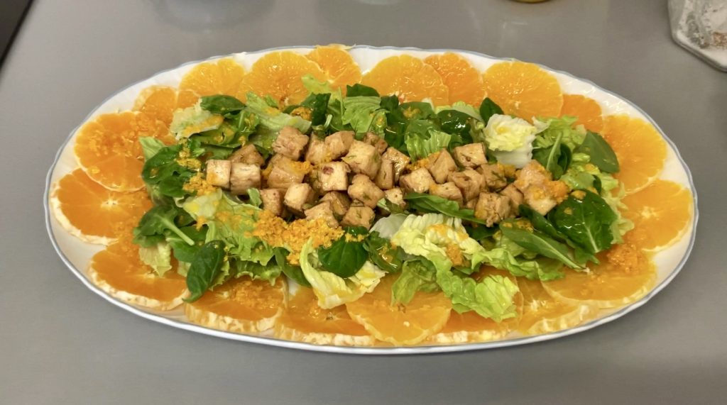 la ensalada de tofu aromatizado con hinojo silvestre, con su preciosos colores verdes y anaranjados.